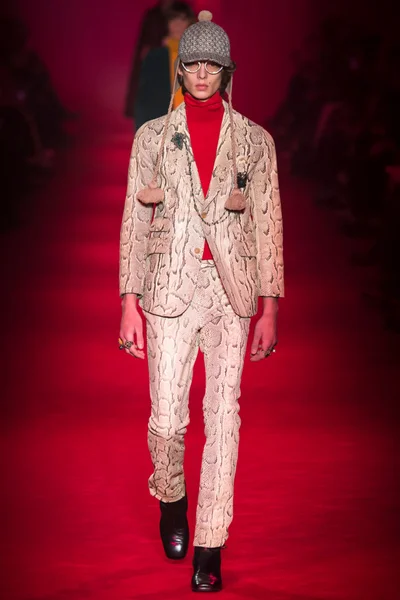 Look 19